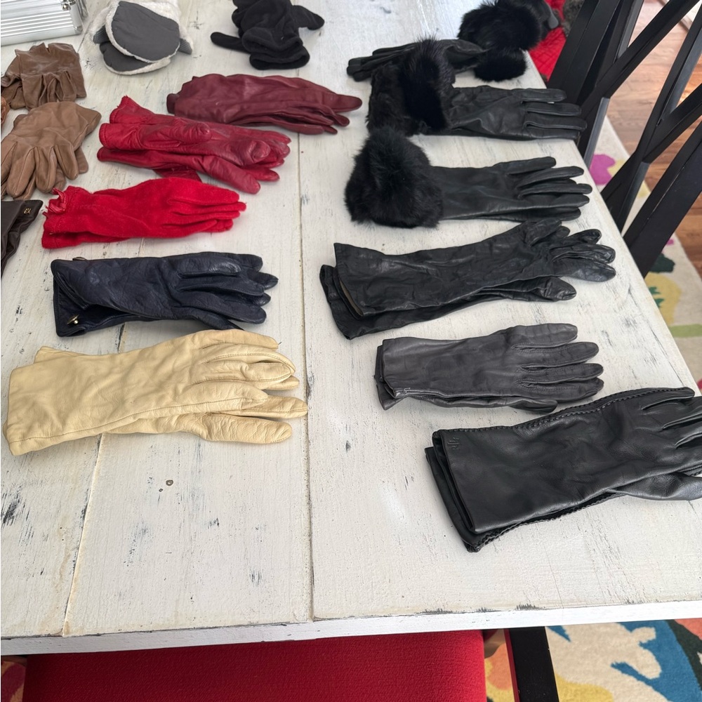 Chic Black Leather Gloves with Fur Trim